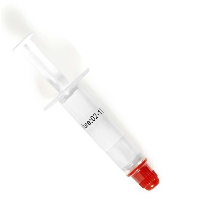Seringa plástica transparente com tampa vermelha e etiqueta