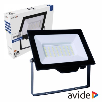 Projetor LED Avide SMD Series preto com vários LEDs em frente à caixa do produto