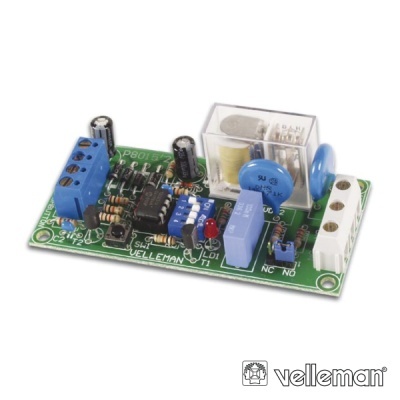 Placa eletrónica com relé transparente e componentes variados