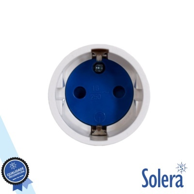Tomada elétrica branca com interior azul e inscrições 16 e 250.