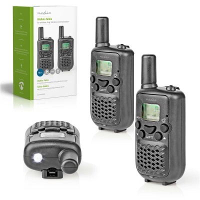 Dois walkie-talkies pretos Nedis com antena, ecrã verde, botões frontais, luz LED, e embalagem associada.