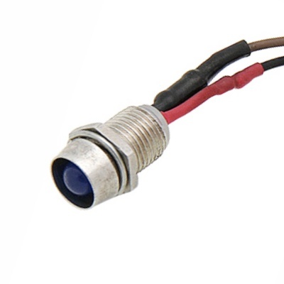 Conector metálico com fios coloridos