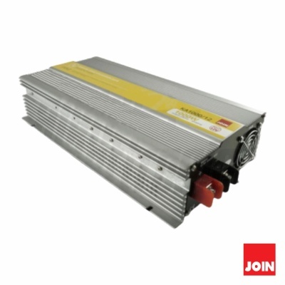 Inversor de energia metálico com etiqueta amarela e branca, detalhes em preto e vermelho