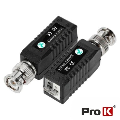 Balun de vídeo Pro K preto com conetores BNC em fundo branco