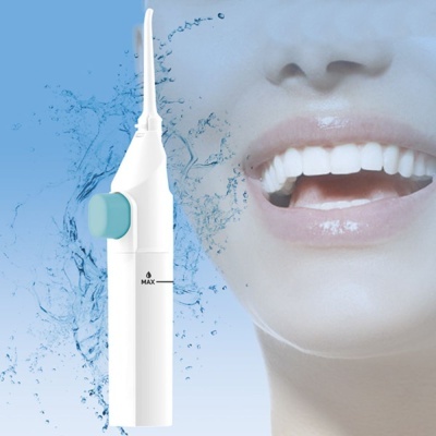 Irrigador dental branco com botão azul e boca sorridente ao fundo