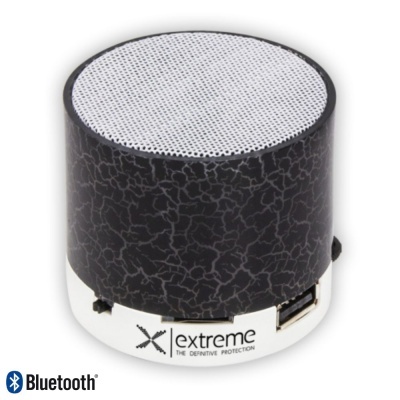 Coluna portátil Bluetooth preta e branca com porta USB.