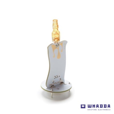 Resistor de filme metálico cinza com marcações coloridas e três pinos metálicos.