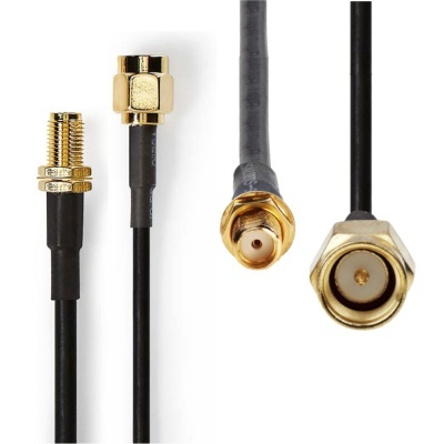 Cabo coaxial preto com conectores metálicos dourados