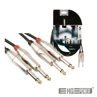 quatro conectores jack metálicos com cabo preto e embalagem com texto AUDIO