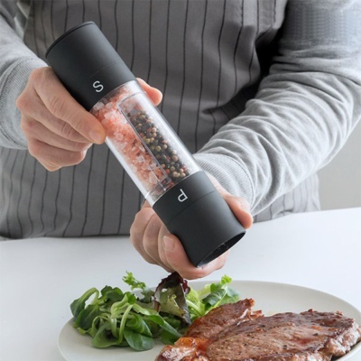 Moinho de sal e pimenta a ser usado para temperar bife com salada