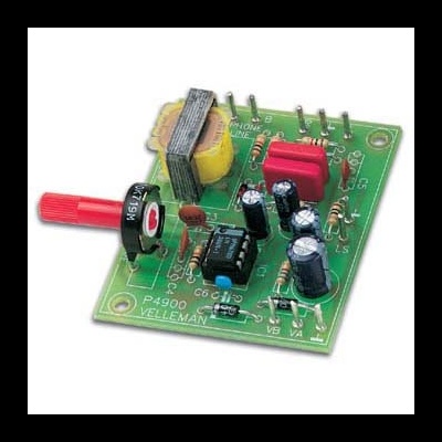 Placa eletrónica verde com componentes como condensadores, resistor, potenciómetro e chip integrado