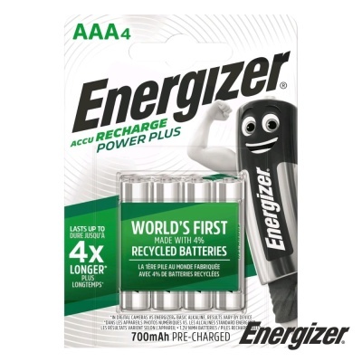 Pacote de quatro pilhas recarregáveis AAA Energizer em embalagem branca e verde com texto e personagem pilha.