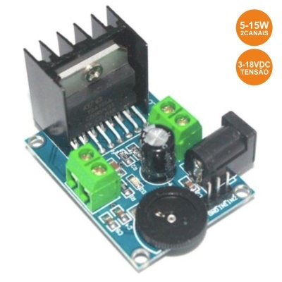 Placa eletrónica com componentes e etiquetas de potência e tensão