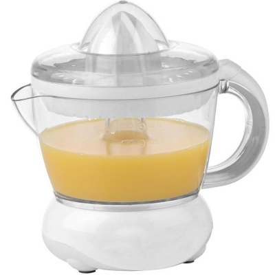 Espremedor elétrico branco com copo transparente e suco amarelo.