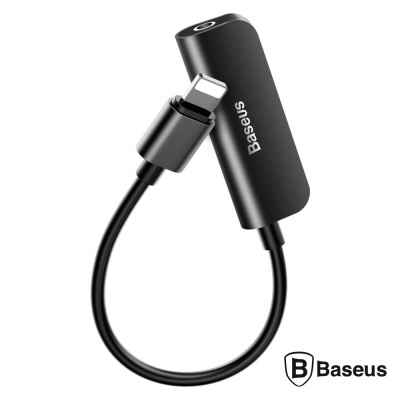 Adaptador Baseus preto com conector Lightning e entrada para jack 3,5mm