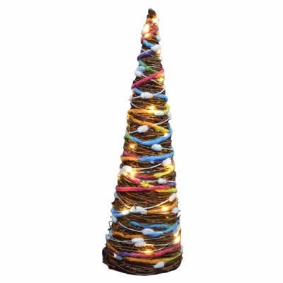 Árvore de Natal em cone de vime castanho com decorações em fios coloridos e luzes LED.