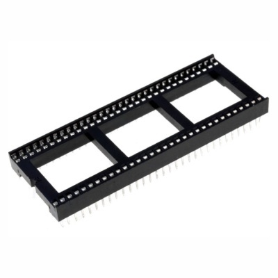 Suporte plástico preto para circuito integrado com pinos metálicos e três janelas retangulares.