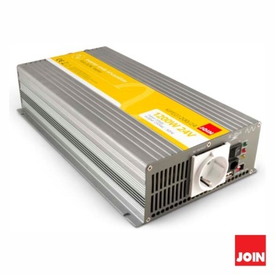 Inversor de corrente metálico com etiqueta amarela e tomada branca, fundo branco