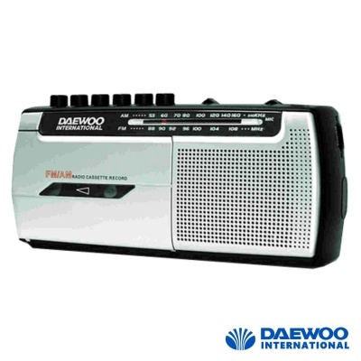Rádio cassete Daewoo International PR-11AR branco e cinzento com escala AM/FM e botões pretos