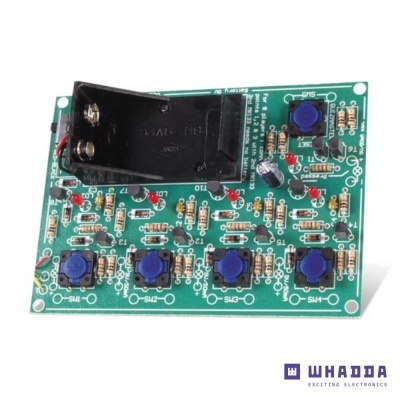 Placa eletrónica verde com componentes e botões azuis