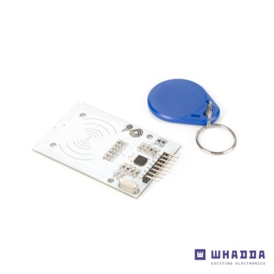 Leitor RFID branco com circuito eletrônico e chaveiro azul em fundo branco