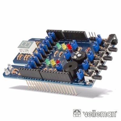 Placa eletrónica azul com LEDs coloridos, botões e conectores pretos, marca Velleman