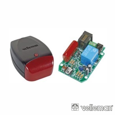 Receptor preto com tampa vermelha e circuito eletrónico verde com componentes