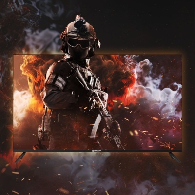 Televisor a mostrar soldado tático com arma em fundo de fogo e fumo