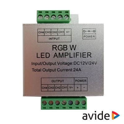 Amplificador LED RGB W prateado com conectores verdes e textos técnicos