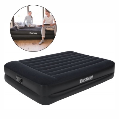 Colchão insuflável preto Bestway com textura aveludada numa sala com duas pessoas sentadas