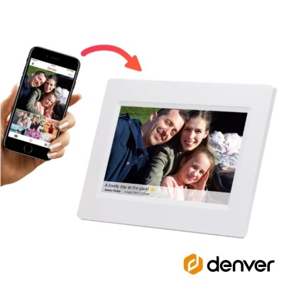 Frame digital branco da marca Denver mostrando foto de três pessoas e texto, com telemóvel mostrando mesma imagem.