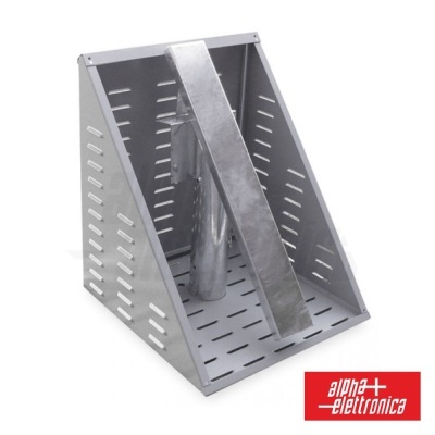 Suporte metálico cinzento com barra inclinada e painéis perfurados em fundo branco