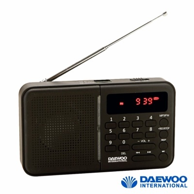 Rádio portátil preto Daewoo International com antena e ecrã digital vermelho