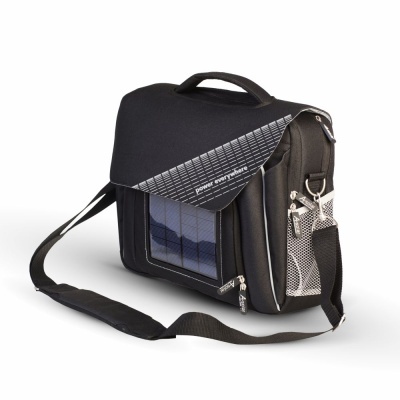 Mala preta com painel solar e bolsa lateral em rede cinzenta