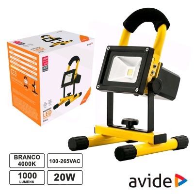 Projetor de luz LED portátil amarelo e preto com caixa e especificações ao lado.