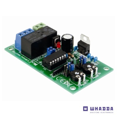 Placa eletrónica com componentes variados incluindo relé, condensador, chip e LED