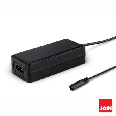 Carregador preto retangular com cabo e ficha redonda, logótipo JOIN