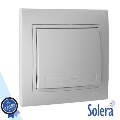 Interruptor elétrico branco quadrado com botão basculante da marca Solera.