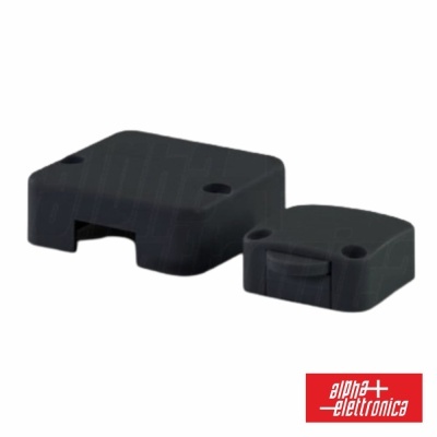 Duas peças plásticas pretas retangulares com furos, fundo branco e logótipo alpha elettronica