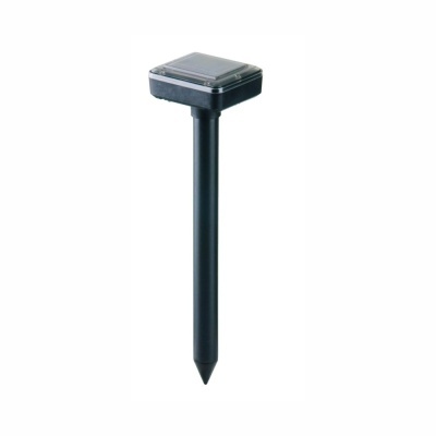 Dispositivo solar preto com painel quadrado para fixar no solo
