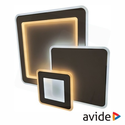 Três lâmpadas de teto quadradas com luz LED amarela e molduras em branco e preto.