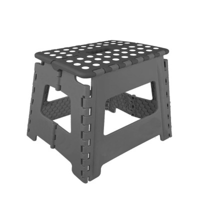 Banco pequeno dobrável de plástico cinzento com superfície preta e círculos brancos.