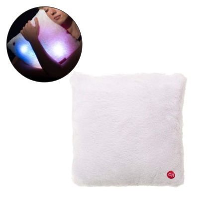 Almofada branca felpuda com luzes coloridas e etiqueta ON