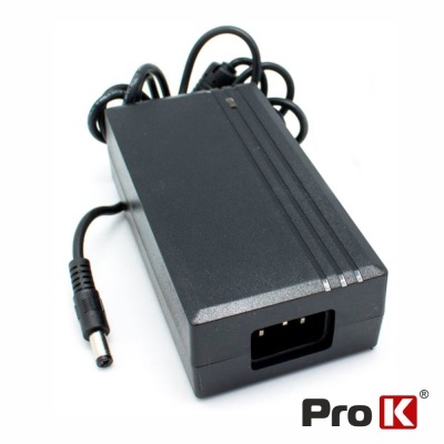 Carregador preto com cabo e conector redondo