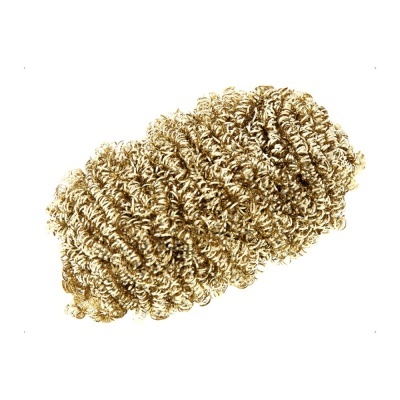 Esfregão metálico dourado espiralado em fundo branco