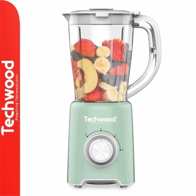 Liquidificador Techwood verde com jarra transparente cheia de frutas