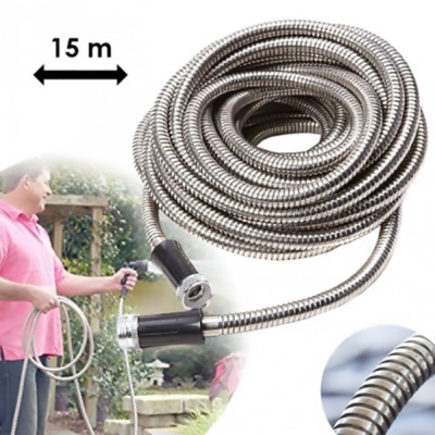 Mangueira metálica de 15 metros prateada com extremidades pretas no jardim