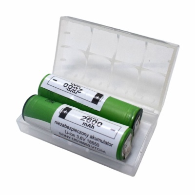 Baterias recarregáveis verdes tipo 18650 numa caixa plástica transparente