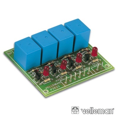 Placa eletrónica com quatro relés azuis e LEDs vermelhos, marca Velleman