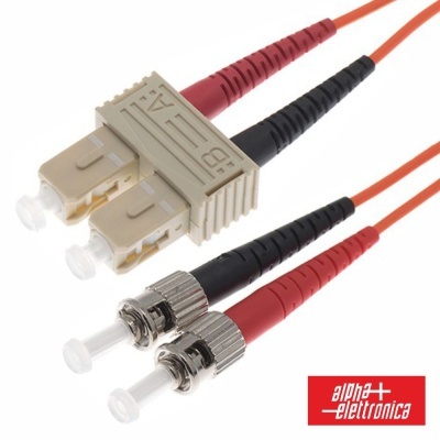 Cabo de fibra óptica com conectores SC e ST em fundo branco